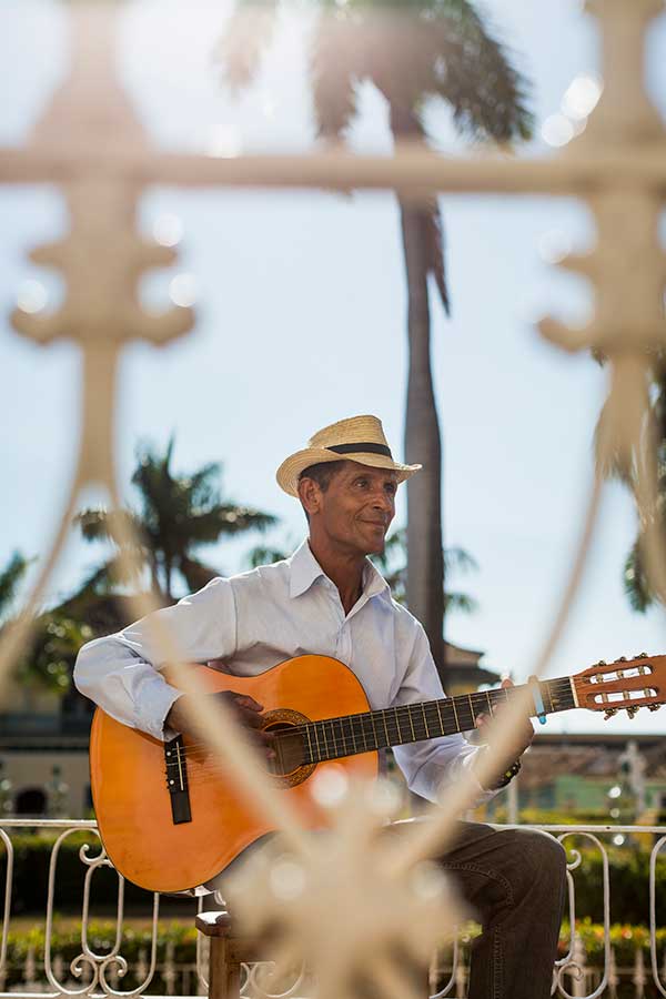 cuba-trinidad-man-playing-guitar-on-the-street-